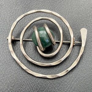 BROOCH Pin Silver Tone Hammered Metal Green Stone Modernist Artsy Spiral Celtic